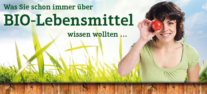 Lächelnde Frau steht auf einer Wiese und hält eine Tomate auf. Überschrift: Was Sie schon immer über BIO-Lebensmitttel wissen wollten...