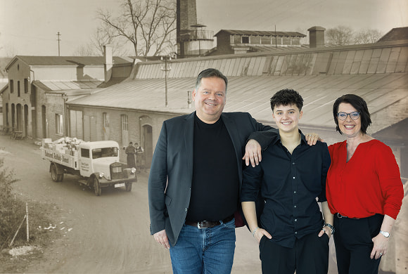 Familie Frommlet vor altem Firmengebäude