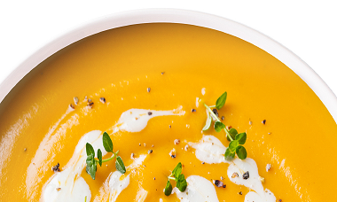 Ein Teller Cremige Kartoffelsuppe, mit ein paar klecksen Sahne und frischen Kräuter bestreut