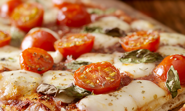 Bild von einer Frau, die eine Suppe genießt. Überschrift: Verlieben Sie sich in unsere Vorteilsangebote … und in ein neues, unbeschwertes Körpergefühl.