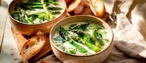 Fr&uuml;hlingskr&auml;utersuppe mit gr&uuml;nem Spargel