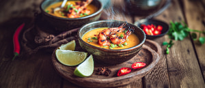 Sauer-scharfe Kokos-K&uuml;rbissuppe mit Riesengarnelen Africa Style