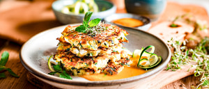 Zucchini-Schafsk&auml;se-K&uuml;chle auf K&uuml;rbis-Minzso&szlig;e