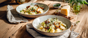 Kartoffelgnocchi in Allg&auml;uer Bergk&auml;seso&szlig;e mit Lauch und Pfifferlingen