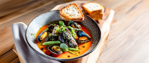 Tomatensuppe mit Muscheln und gr&uuml;nen Bohnen