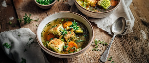 Herzhafte Br&uuml;he mit Kr&auml;uterbiskuit