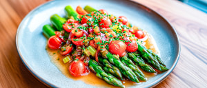 Gr&uuml;ner Spargel in Tomaten-Zwiebel-Marinade