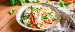 Bunter Tortellini-Salat mit Mozzarella
