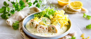 Fischr&ouml;llchen mit Weinso&szlig;e