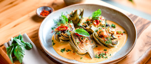 Artischocken auf Safranso&szlig;e