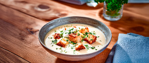 Kartoffel-K&auml;sesuppe mit R&ouml;stbrotw&uuml;rfeln