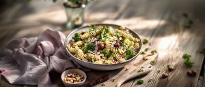 Nudelsalat mit Brokkoli und Haseln&uuml;ssen