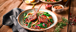 Linsen-Spinatsalat mit Lammkoteletts