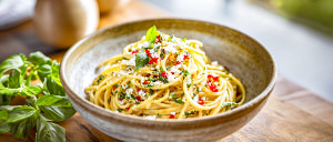Chili-Kr&auml;uternudeln mit Feta im Limettensud