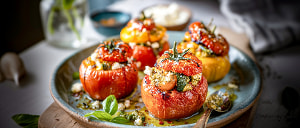 Ofentomaten mit Pestogem&uuml;se gef&uuml;llt