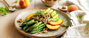 Gr&uuml;ner Spargel mit gebratenen Pfirsichen und Pesto Funghi