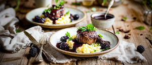 Rehr&uuml;ckenfilet auf Rahmkohlrabi mit Balsamico-Brombeerso&szlig;e