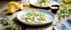 Zucchinicarpaccio mit Kr&auml;utercreme und Kresse