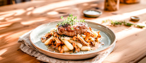 Spargel-Pfifferling-Ragout mit Kalbssteak