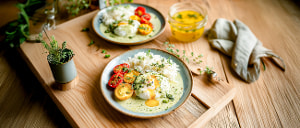 Pochierte Eier mit Kr&auml;uterso&szlig;e