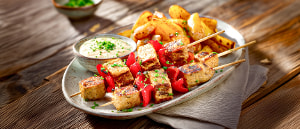 Tofu-Bratwurstspie&szlig; mit Meerrettich-Senfdip