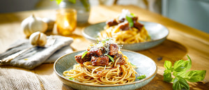 Spaghetti-Nester mit ger&ouml;stetem Knoblauch, Schweinefleisch und Balsamico