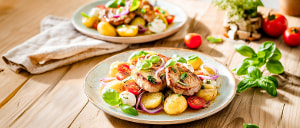Gebratene Schweinefiletmedaillons mit Kartoffel-Mozzarella-Salat