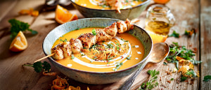 K&uuml;rbis-Orangen-Suppe mit H&auml;hnchenspie&szlig;