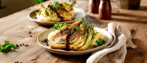 Gebratener Spitzkohl mit Sellerie-Kartoffelstampf und Pfefferjus