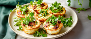Feldsalat mit Kartoffeldressing und Mini-Flammkuchen