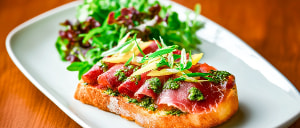 Bauernbrot mit B&uuml;ndnerfleisch in Pestomarinade