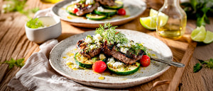 Gegrilltes Lamm mit Zucchini, Feta und Kr&auml;utern