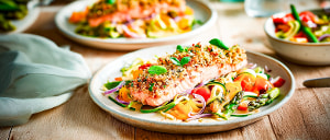 Lachs mit Kr&auml;uterkruste auf warmem Gem&uuml;sesalat