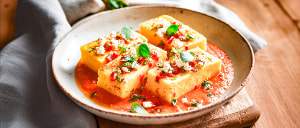 Gebratene Paprikapolenta mit Schafsk&auml;se auf Lauchzwiebel- Tomatensugo