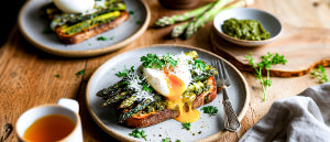 Gegrillter Pesto-Spargel mit pochiertem Ei auf R&ouml;stbrot