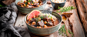 Geschmortes Rindfleisch mit Kichererbsen und Grapefruit