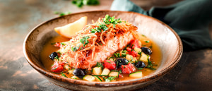 Lachsfilet in der Kartoffelkruste mit Zucchini-Olivensud