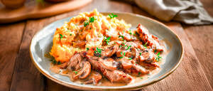 Kalbsgeschnetzeltes in Champignon-Balsamicoso&szlig;e mit K&uuml;rbis-Kartoffelstampf