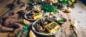 Vegane Grillpolenta mit gef&uuml;llten Champignons