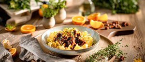 Rehragout in Orangenso&szlig;e mit Haselnuss-Nudeln