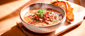 Rindfleischsuppe mit Paprikakonfetti und R&ouml;stbrot