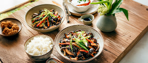 Gewokte Pilze mit Fr&uuml;hlingslauch und jungen Karotten