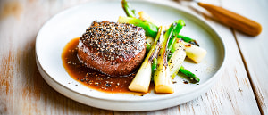 Pfeffersteak mit s&uuml;&szlig;-sauren Fr&uuml;hlingszwiebeln