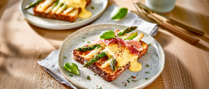 Italian-Toast mit Spargel, Hollandaise und Parmaschinken