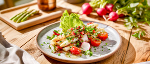 Marinierter Stangenspargel auf Kopfsalatherzen mit Ofentomaten