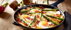 Spargel-Kartoffelpfanne mit Speck und Ei