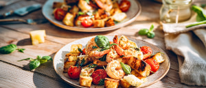 Brotsalat mit gegrillten Knoblauchgarnelen