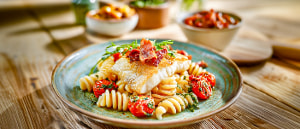 Gebratener Zander auf Spiralnudeln in Knoblauch-Kr&auml;uter&ouml;l mit Schmortomaten und Pancetta