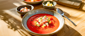Scharfe Tomaten-Gazpacho mit ger&auml;ucherter Forelle