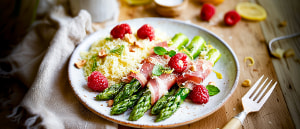 Gr&uuml;ner Spargel mit Parmaschinken und Zitronen-Himbeer-Couscous